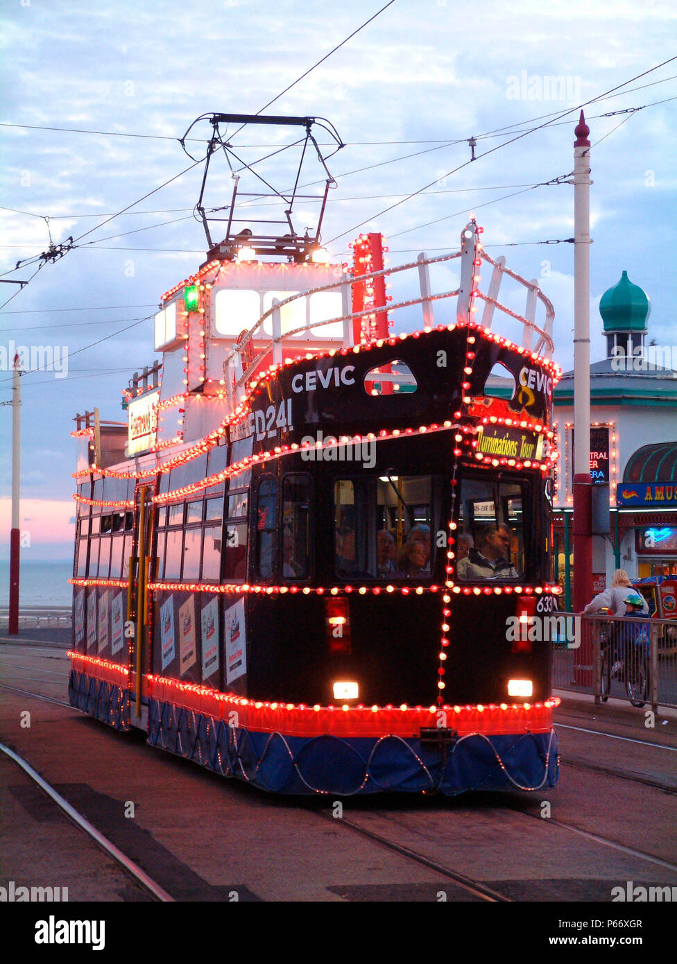 Blackpool Illuminations sind weltberühmt. Jedes Jahr, Straßenbahnen und Schwimmer sind mit elektrischen Lichtern geschmückt und sind oben und der Promenade von unten vorgeführt Stockfoto