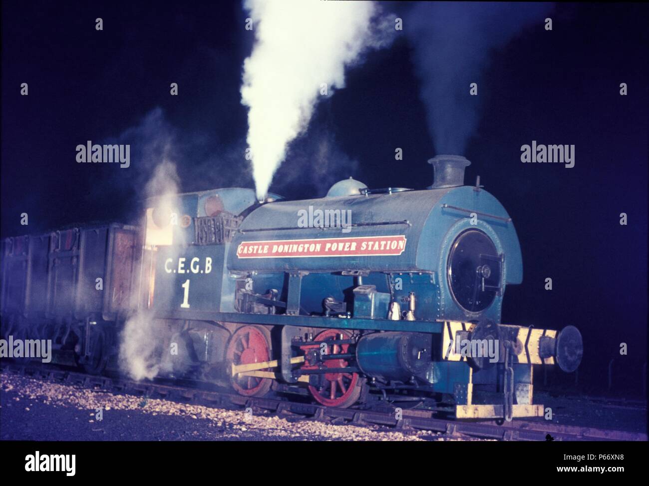 Schloss Donnington Power Station Nr. 1, ein Robert Stephenson & Weißdorn 0-4-0 ST, während der Nachtschicht am 26. November 1971 gefasst. Stockfoto