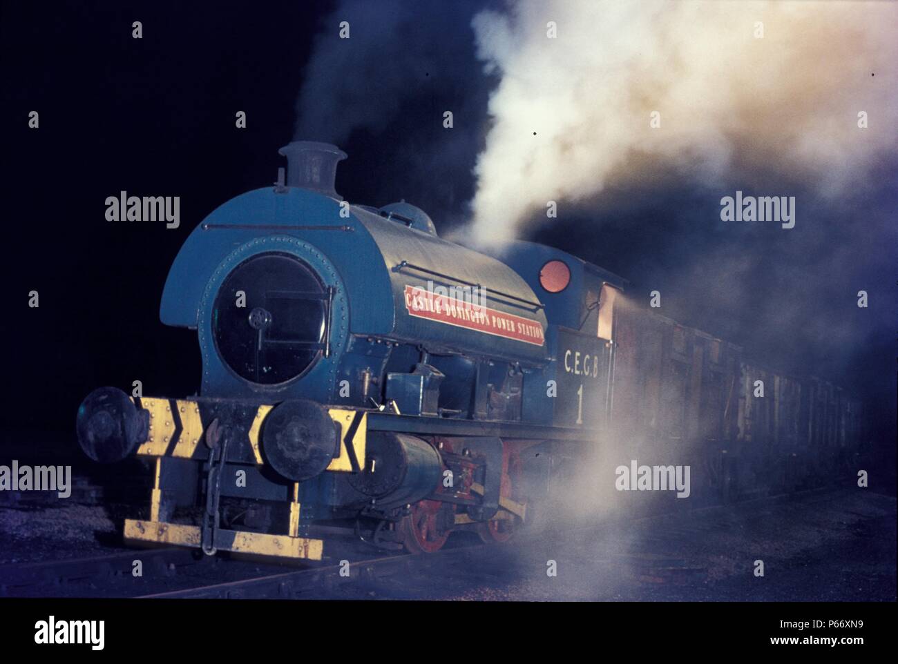 Schloss Donnington Power Station Nr. 1, ein Robert Stephenson & Weißdorn 0-4-0 ST, während der Nachtschicht am 26. November 1971 gefasst. Stockfoto