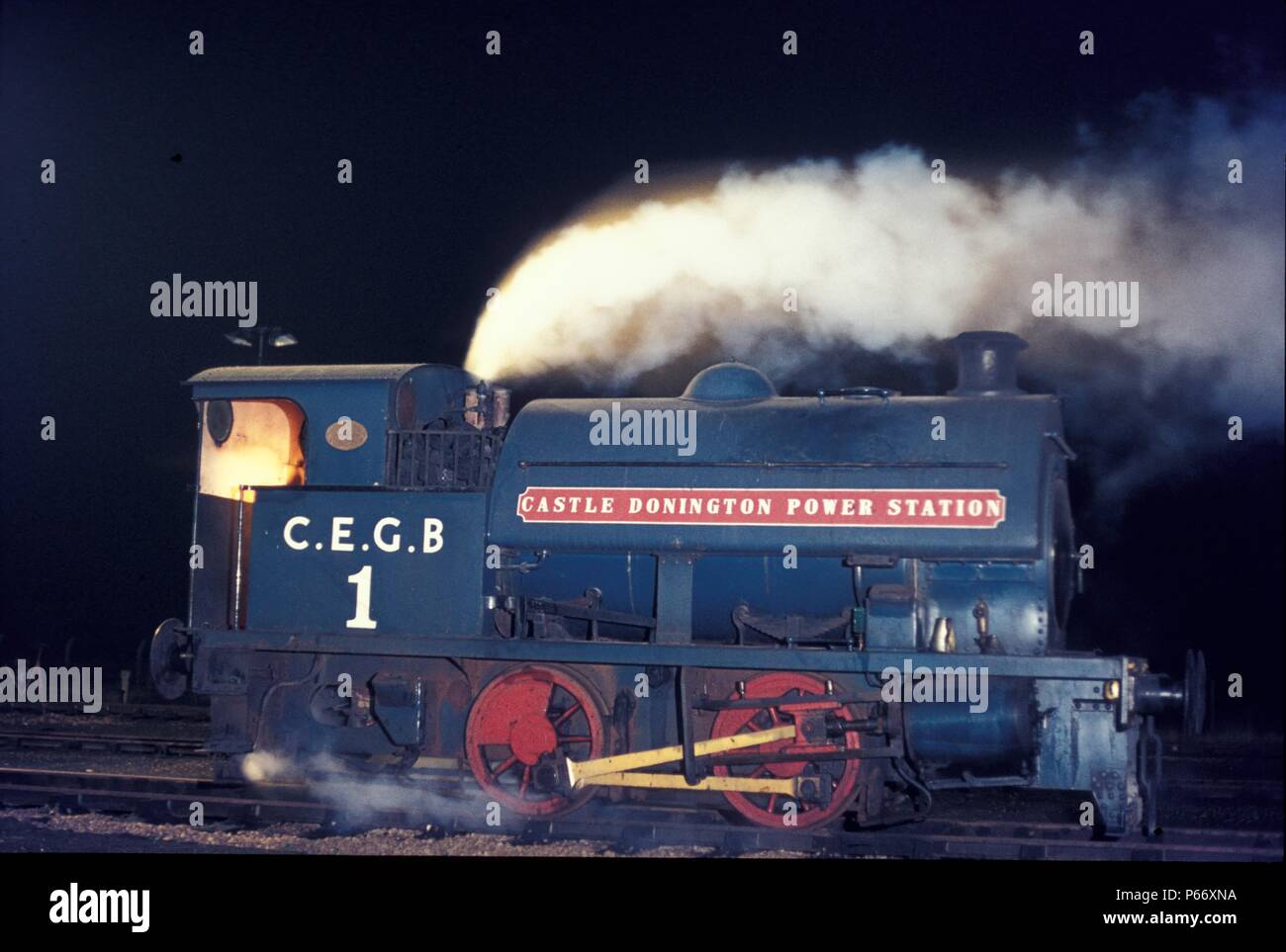 Schloss Donnington Power Station Nr. 1, ein Robert Stephenson & Weißdorn 0-4-0 ST, während der Nachtschicht am 26. November 1971 gefasst. Stockfoto