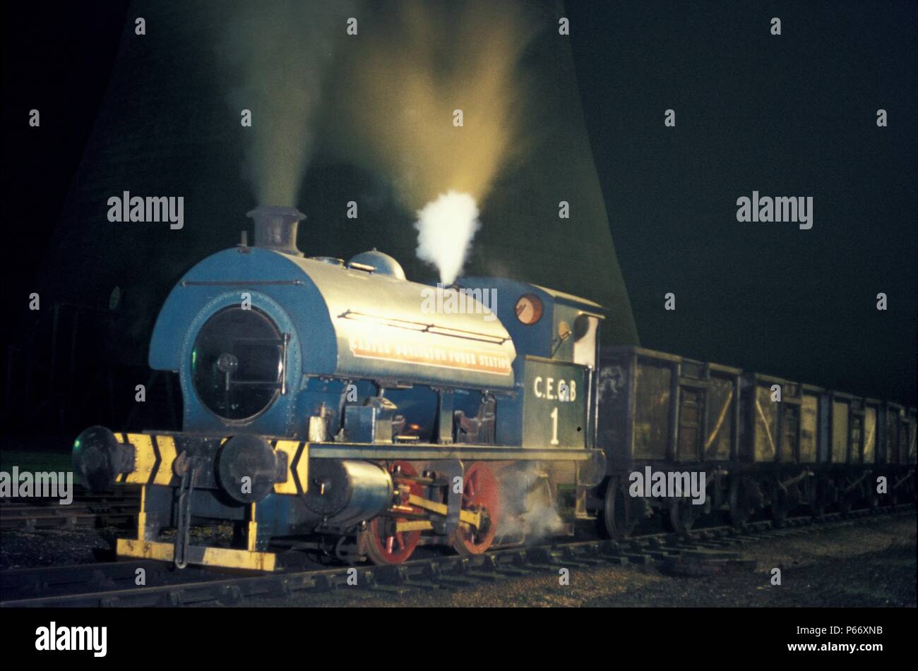 Schloss Donnington Power Station Nr. 1, ein Robert Stephenson & Weißdorn 0-4-0 ST, während der Nachtschicht am 26. November 1971 gefasst. Stockfoto