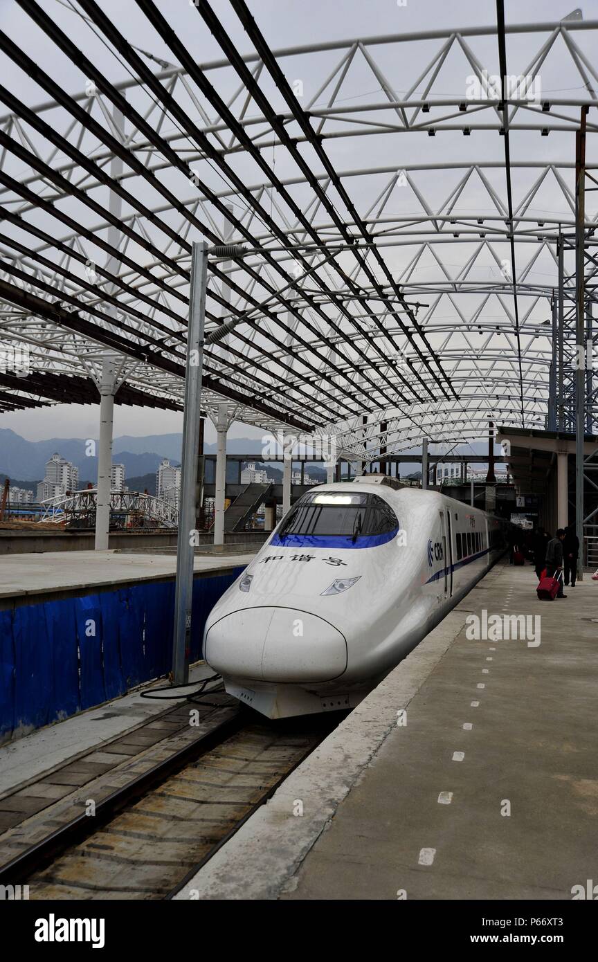 CRH2-Klasse Elektrischer Triebzug bei Fuzhou, Erweiterung durchmachen und Wiederaufbau der neuen Linie, die Ningbo - Wenzh unterzubringen Stockfoto