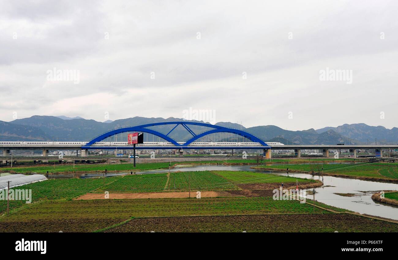 CRH Klasse 2 Elektrischer Triebzug kreuze Yandangshan Brücke auf der Ningbo, Wenzhou - Fuzhou Hochgeschwindigkeitsstrecke, China. 17. Februar 2010. Stockfoto