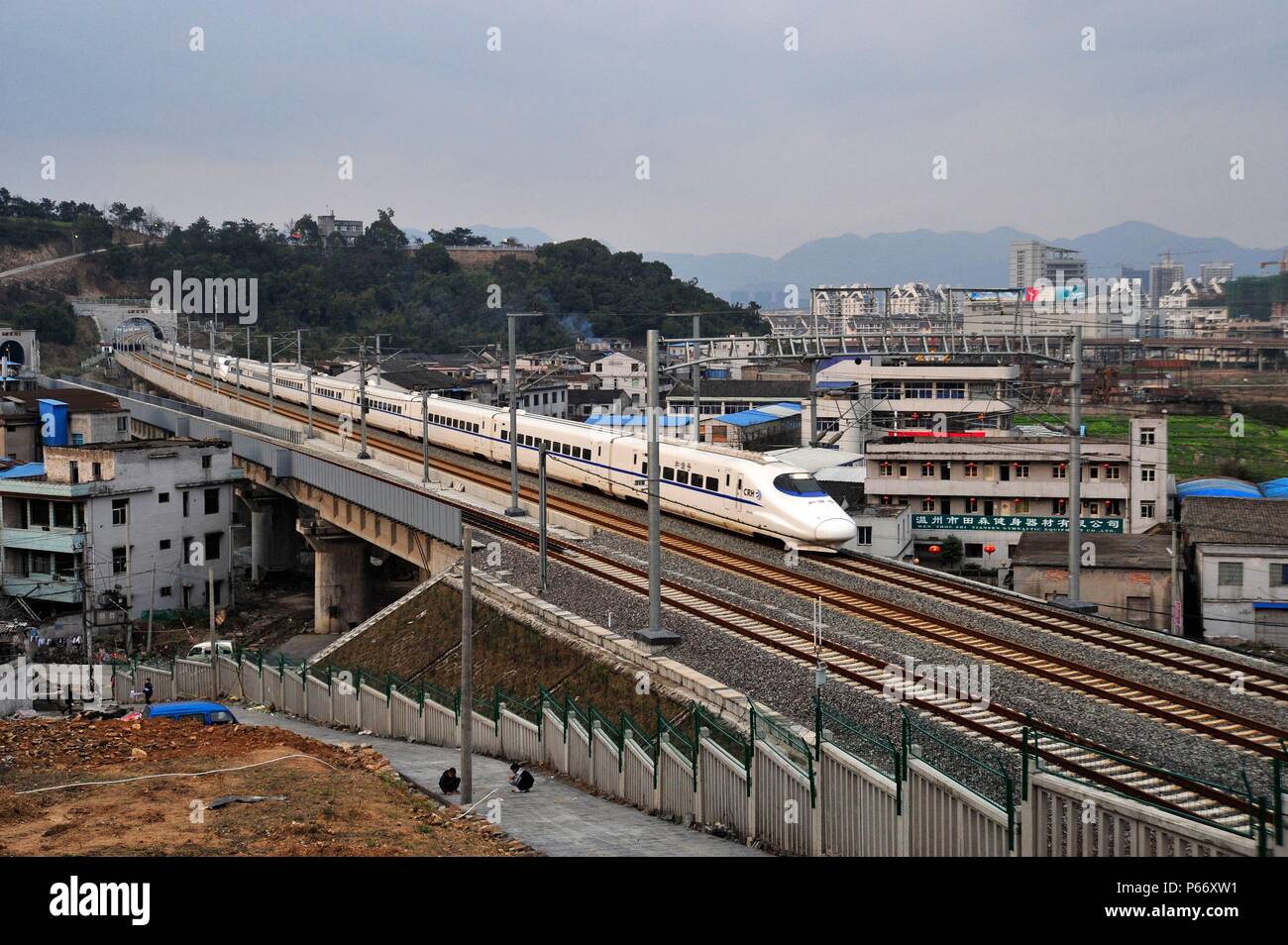 CRH2-Klasse Elektrischer Triebzug übergibt die westlichen Vororte von Wenzhou auf dem Weg nach Wenzhou South Railway Station auf der Ningbo, Wenzhou - Fuzhou Stockfoto