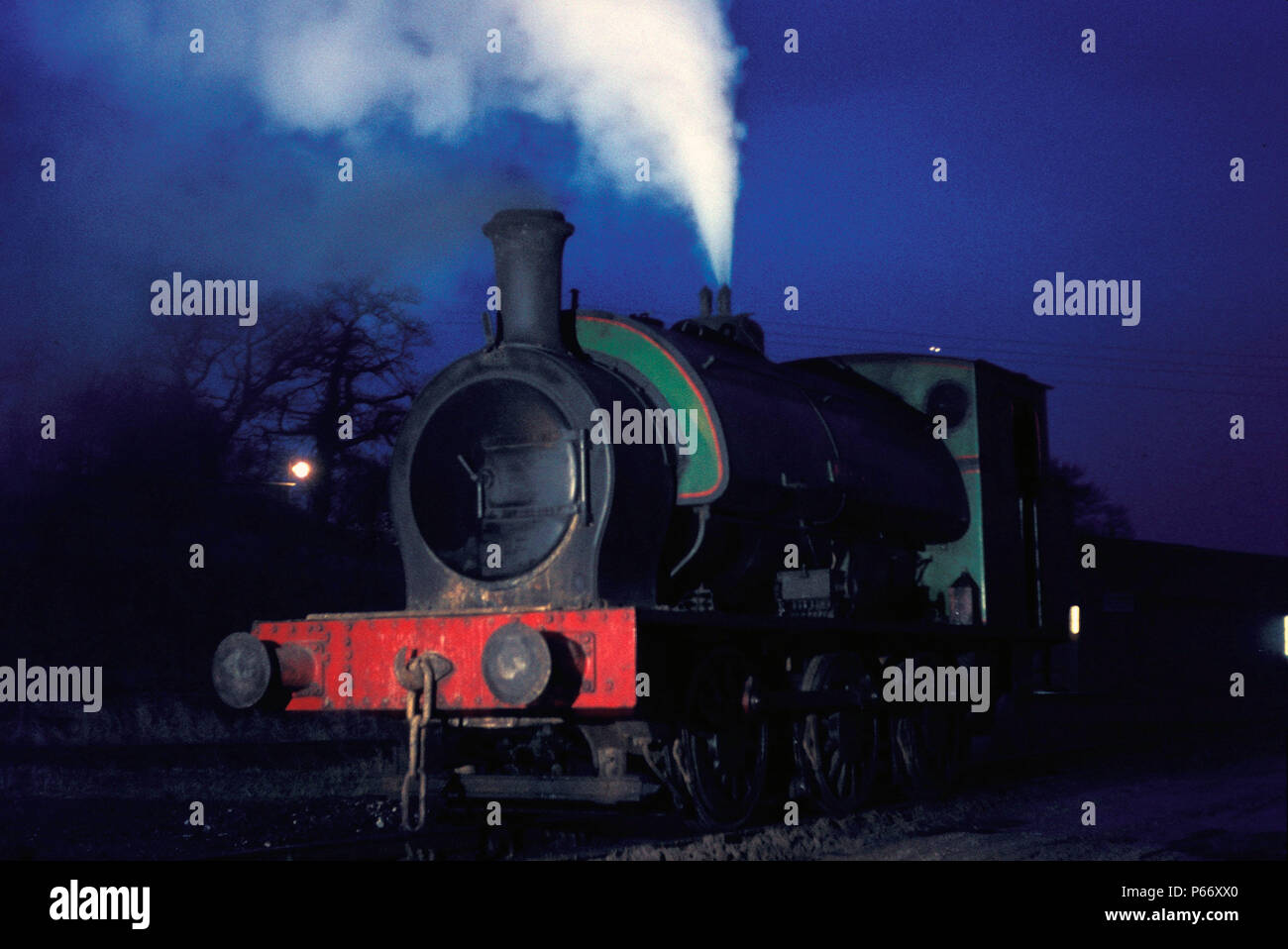 Dawn bei Nassington Eisenstein als Hunslet 16 0-6-0 ST Dampf in der Bereitschaft, sich für die Arbeit des Tages. Dienstag, 29 Dezember 1970. Stockfoto