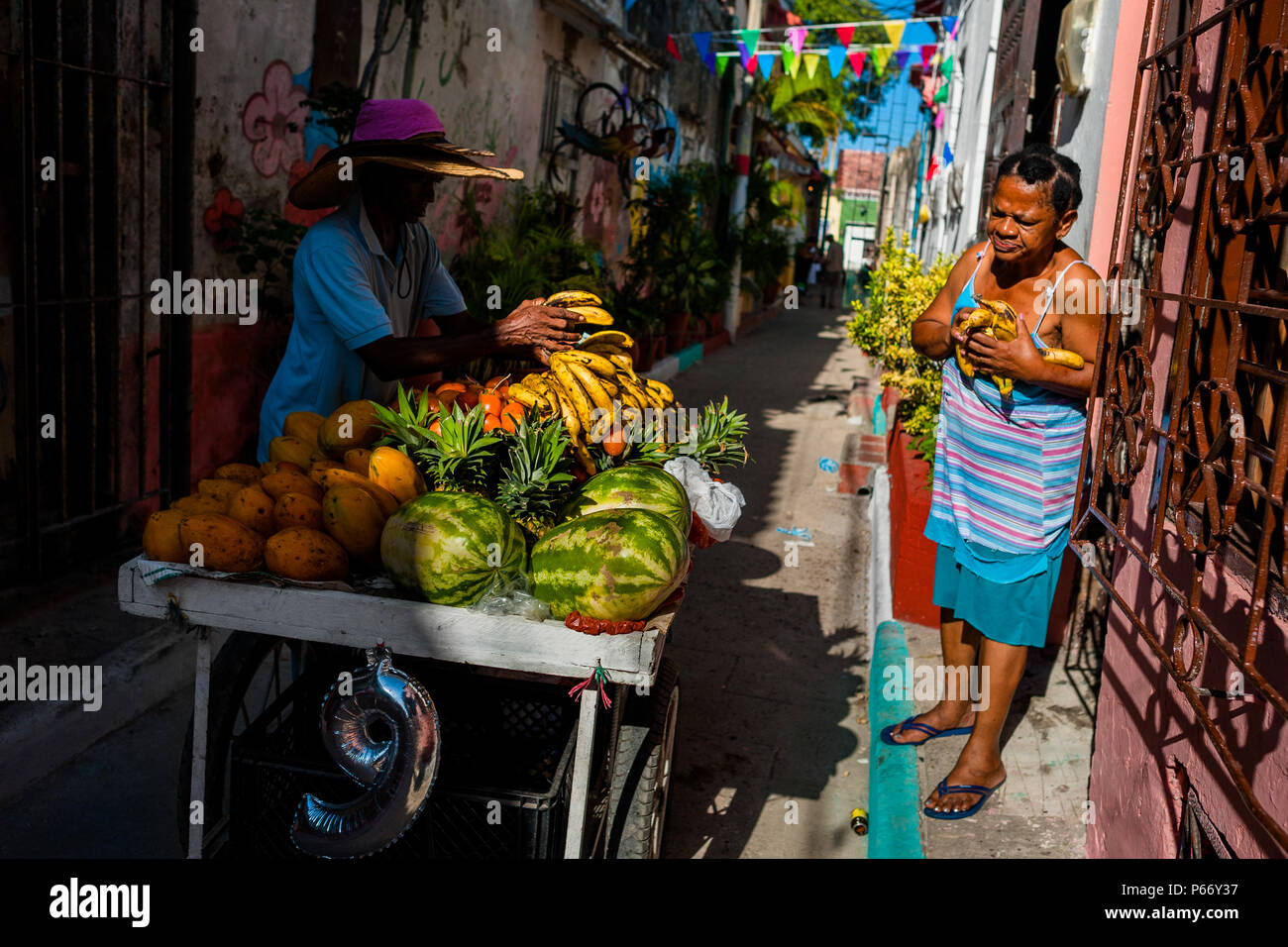 Ein kolumbianischer Anbieter verkauft Früchte in Getsemaní, einem beliebten künstlerischen Umgebung in Cartagena, Kolumbien. Stockfoto