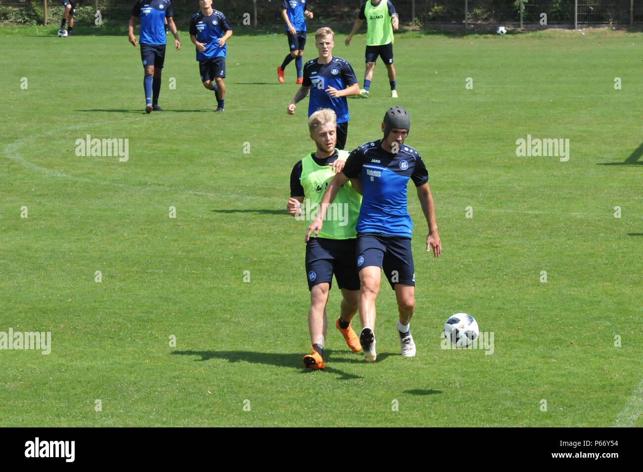 KSC-Training Donnerstag, 28. Juni 2018 Neuzugänge des Karlsruher SC Justin Möbius und Damian Roßbach im Kampf um den Fußball Stockfoto