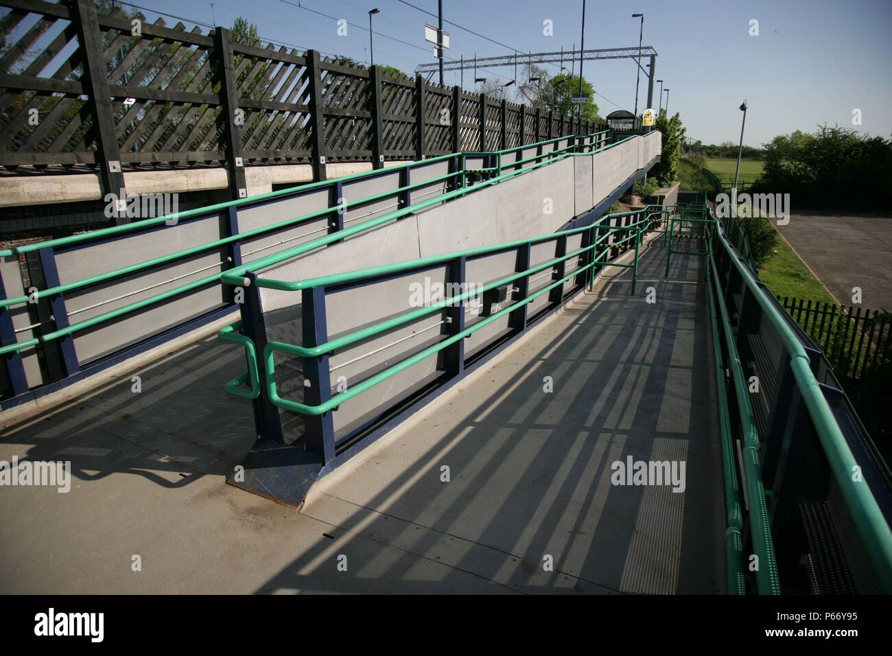 Fußgängerzone Rampe von der Plattform in Penkridge Station, Staffordshire. 2007 Stockfoto