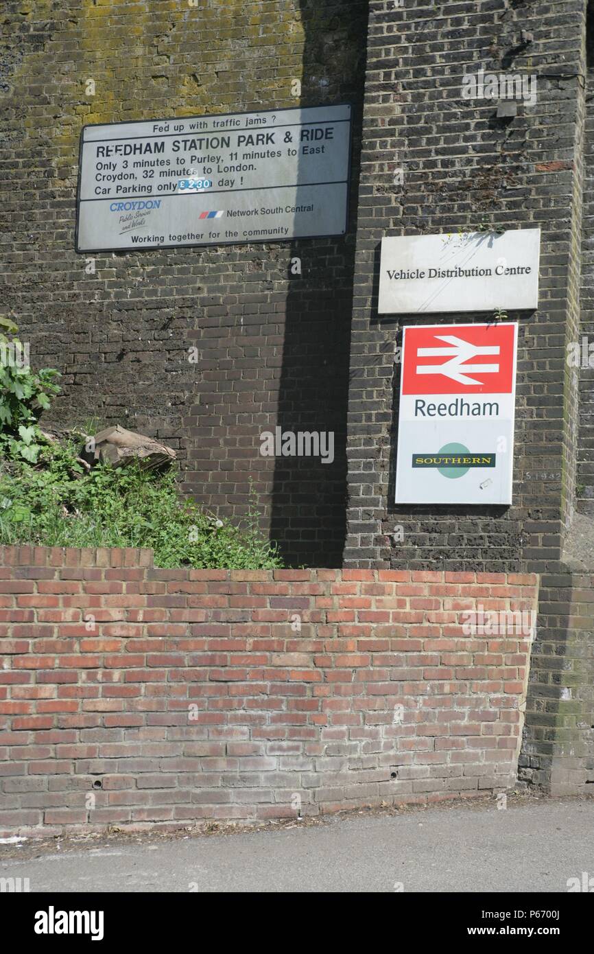 Schilder am Eingang Reedham Station, Greater London. 2007 Stockfoto