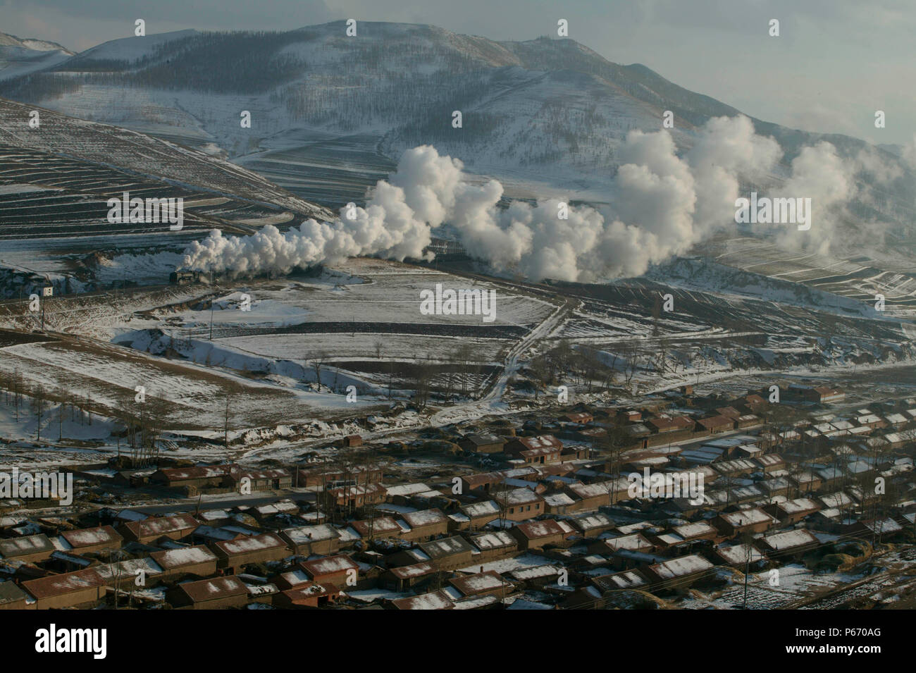 Die trostlosen Winter der Inneren Mongolei ist besonders verbreitet in diesem Bild von zwei QJ 2-10-2s nähern Shangdian Gipfel aus dem Westen, die temperatu Stockfoto