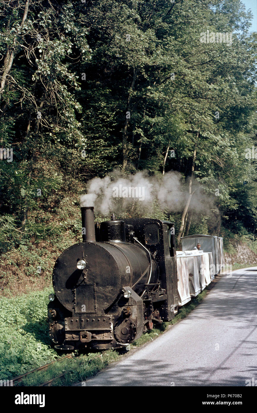 Die charmante 600 mm Spurweite Fireless die Kamig A.G in Schwertberg gearbeitet. Der Motor bereit, Lehm aus der Verbindung mit der Österreichischen Federa Stockfoto