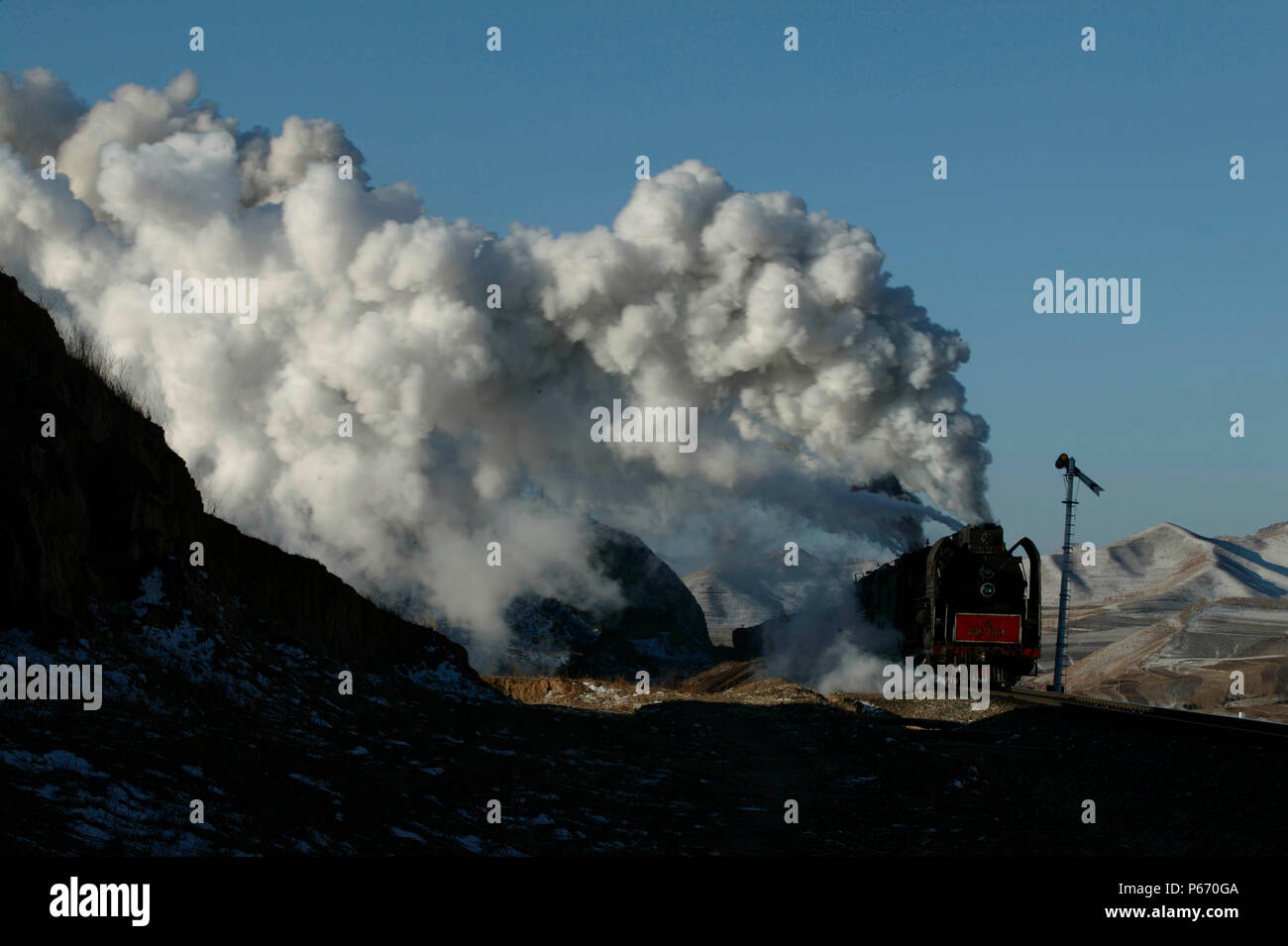 Die home semaphore Signal auf dem Weg zum Gipfel an Shangdian hat ein paar Double headed QJ Klasse 2-10-2s Ihren endgültigen Angriff auf die Stockfoto