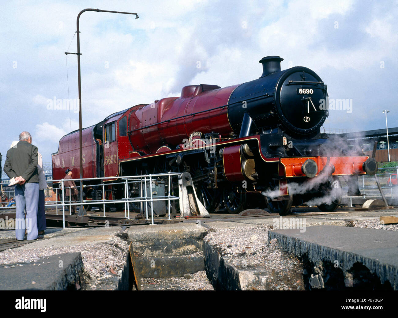 Das Jubiläum Schloss, aus Didcot angekommen. 5090 Leander wird an Tyseley gedreht. 06.10.1984. Stockfoto