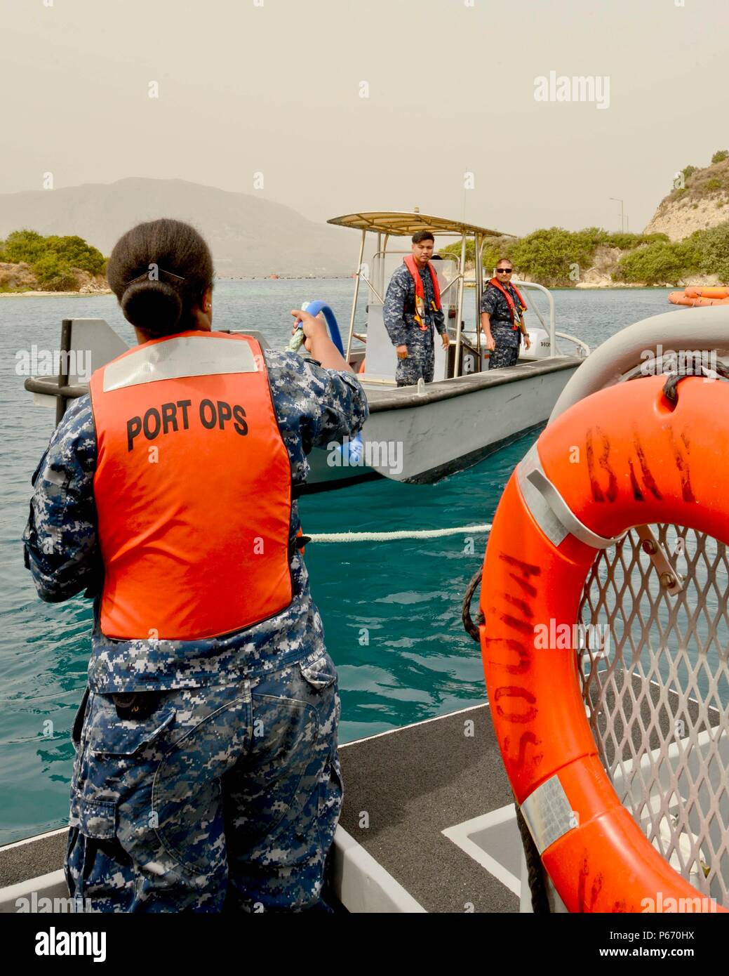 160513-N-IL 474-382 Souda Bay, Griechenland (13. Mai 2016) Matrosen zu U.S. Naval Support Activity Souda Bay Port Operations Abteilung zugewiesen, Monitor a HarborBuster schnelle Antwort oil recovery system während einer Übung. Die Ausbildung ist so konzipiert, dass NSA Souda Bay Port Operations vorzubereiten, die Umwelt zu schützen und die umliegenden Gewässer während einer Flüssigkeit. NSA Souda Bay ermöglicht den Betrieb und die Reaktionsfähigkeit von US-amerikanischen und alliierten Truppen zur Unterstützung der Marine Region, Europa, Afrika und Südwestasien mission Dienstleistungen für die Flotte, die Kämpfer zur Verfügung zu stellen und die Familie. (U.S. Marine Foto von Hea Stockfoto