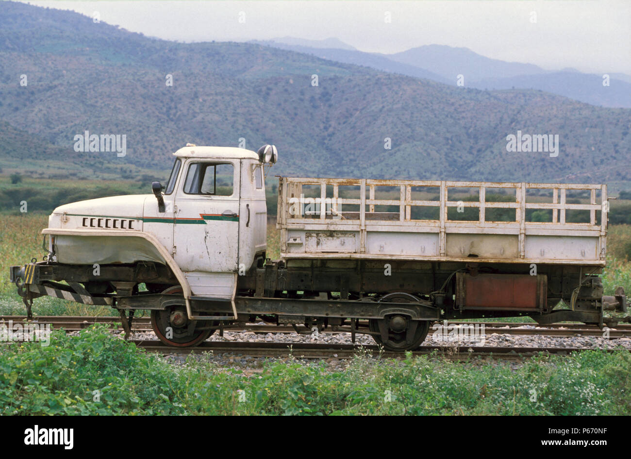 Der Wiederaufbau der Eisenbahnstrecke zwischen Masawa Eritreas an der Küste des Roten Meeres und Asmara, die Hauptstadt, nach 30 Jahren der Verlassenheit und Bürgerkrieg, war Stockfoto