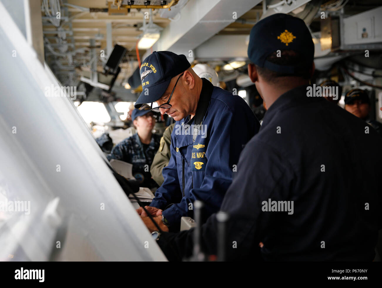 NEWPORT NEWS, Virginia (3. Mai 2016) - Lt.Cmdr. Alan Howard, zugeordnet zu den Pre-Commissioning Unit Gerald R. Ford (CVN 78), DM-Abteilungen als 'manned und bereit" während eines simulierten unterwegs bekannt als schnelle Kreuzfahrt. Diese schnelle Kreuzfahrt ist die erste von vier Ford für voll im Gange Operationen vorzubereiten. (U.S. Marine Foto von Mass Communication Specialist Seaman Apprentice Gitte Schirrmacher/Freigegeben) Stockfoto