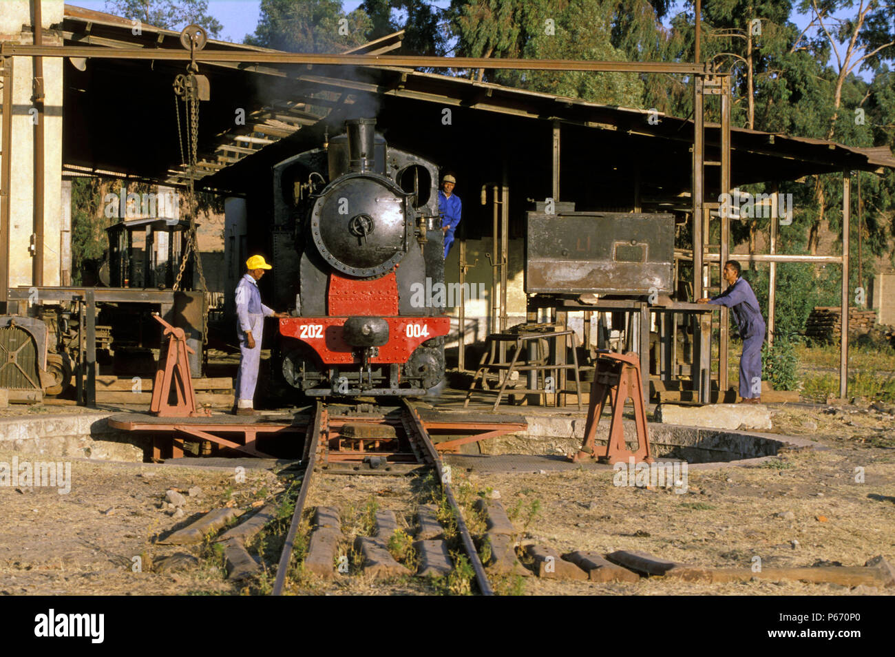 Der Wiederaufbau der Eisenbahnstrecke zwischen Masawa Eritreas an der Küste des Roten Meeres und Asmara, die Hauptstadt, nach 30 Jahren der Verlassenheit und Bürgerkrieg, war l Stockfoto