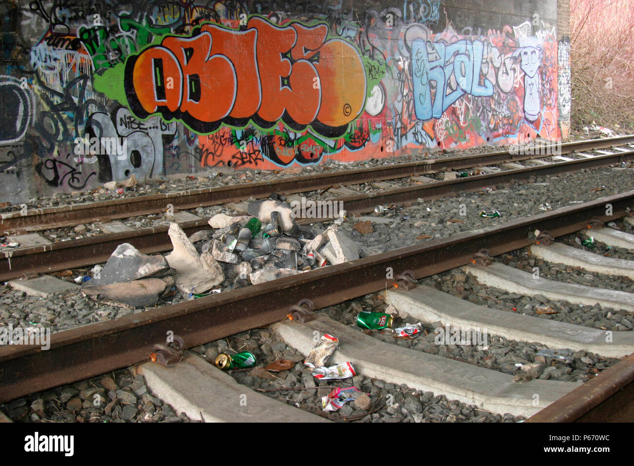 Die Arbeit der Vandalen, Alkoholiker, und Drogenkonsumenten auf der stillgelegten Bahnstrecke. 2004 Stockfoto