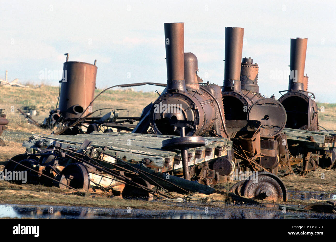 Drei ehemalige New York Erhöhte, Baldwin und New York Lokomotive Unternehmen, 0-4-4 Forney Lokomotiven. Liegen auf der Arktischen Tundra in der Mündung des Stockfoto