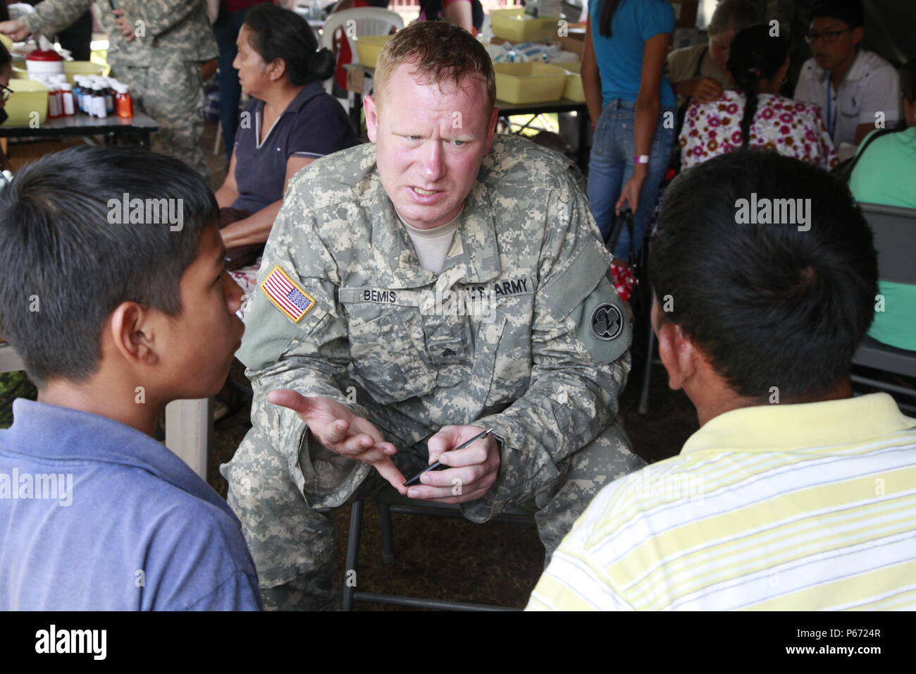 Us-Armee Sgt. Ammon Bemis, mit der 396 Combat Support Hospital, die Auswirkungen von Diabetes während einer medizinischen Readiness Training übung in San Padro, Guatemala, 16. Mai 2016 diskutieren. Task Force Red Wolf und Armee nach Süden führt Humanitäre Zivile Hilfe Ausbildung taktischer Ebene Bauprojekte und medizinische Bereitschaft Übungen medizinische Zugang und den Bau von Schulen in Guatemala mit der guatemaltekischen Regierung und nicht-staatlichen Stellen von 05 Mär 16 bis 18 Apr 16 Um die Mission die Bereitschaft der US-Streitkräfte zu verbessern und einen nachhaltigen Nutzen für die zu gehören Stockfoto