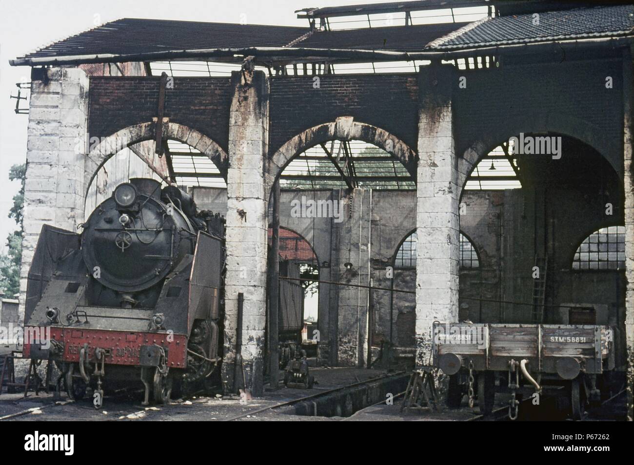 Ein RENFE 2-4-0F schmachtet in der geschlossenen Depot in Aranda am Donnerstag, 27. August 1970. Stockfoto