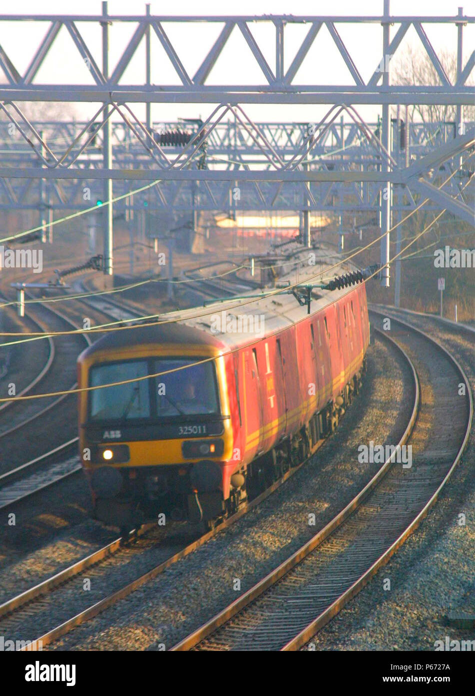 Ein Royal Mail Zug geht nördlich auf der West Coast Mainline in der Nähe von Stafford. 2003. Stockfoto