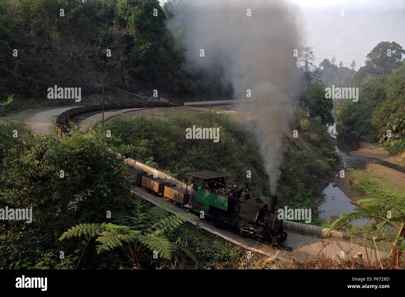 Eine Szene auf Tipong Colliery Assam am Samstag, den 31. März 2007 mit ex Darjeeling Himalayan Railway 600 mm Spurweite 0-4-0 ST Nr. 789 Position einem Rake von geladen Stockfoto