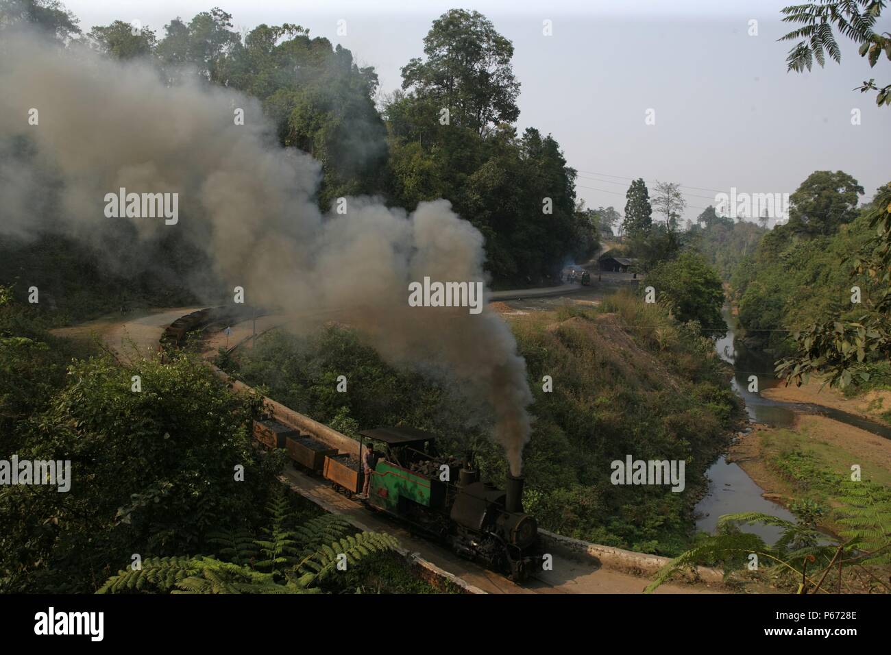 Eine Szene auf Tipong Colliery Assam am Samstag, den 31. März 2007 mit ex Darjeeling Himalayan Railway 600 mm Spurweite 0-4-0 ST Nr. 789 Position einem Rake von geladen Stockfoto