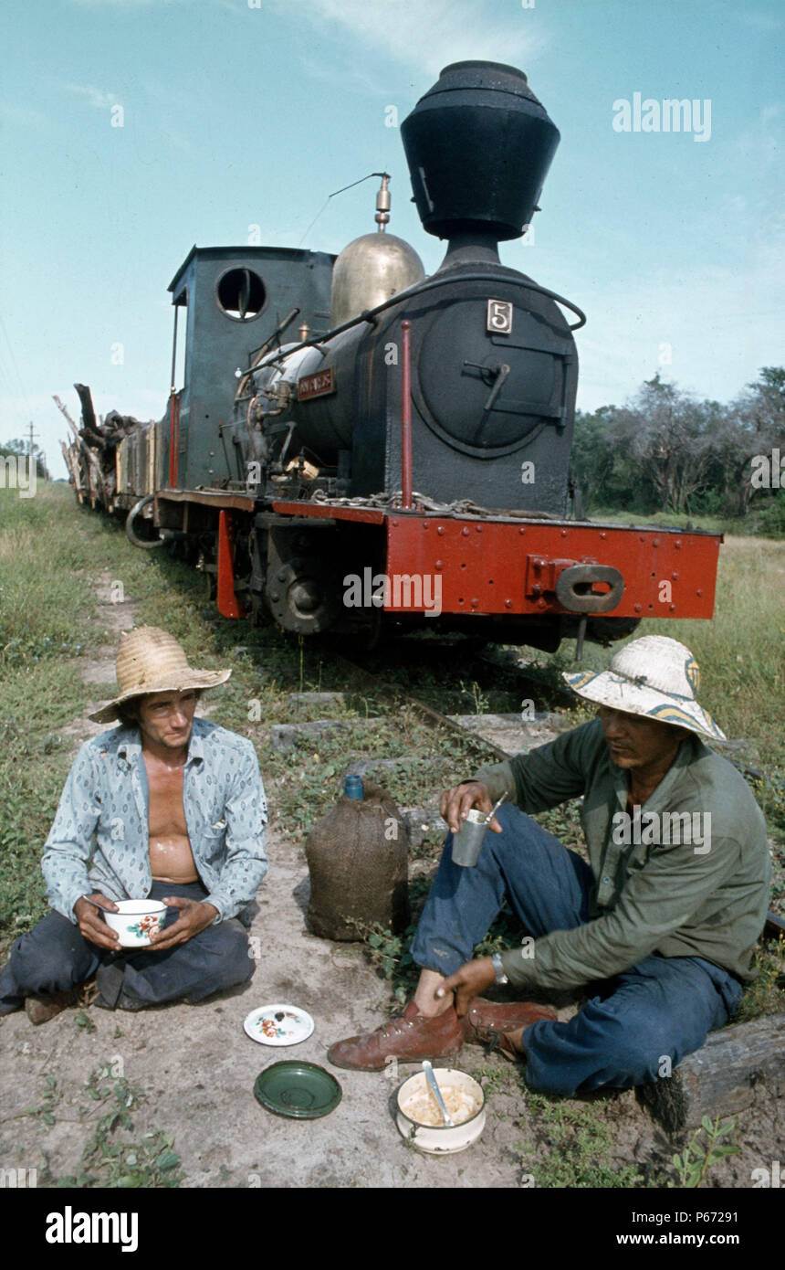 Eine Szene auf dem 76 cm gauge Quabracho Protokollierung Netzwerk strahlenförmig von Puerto Casado im paraguayischen Chaco. Der Motor ist auf Carlos' eine Manning Wardle 'D Stockfoto