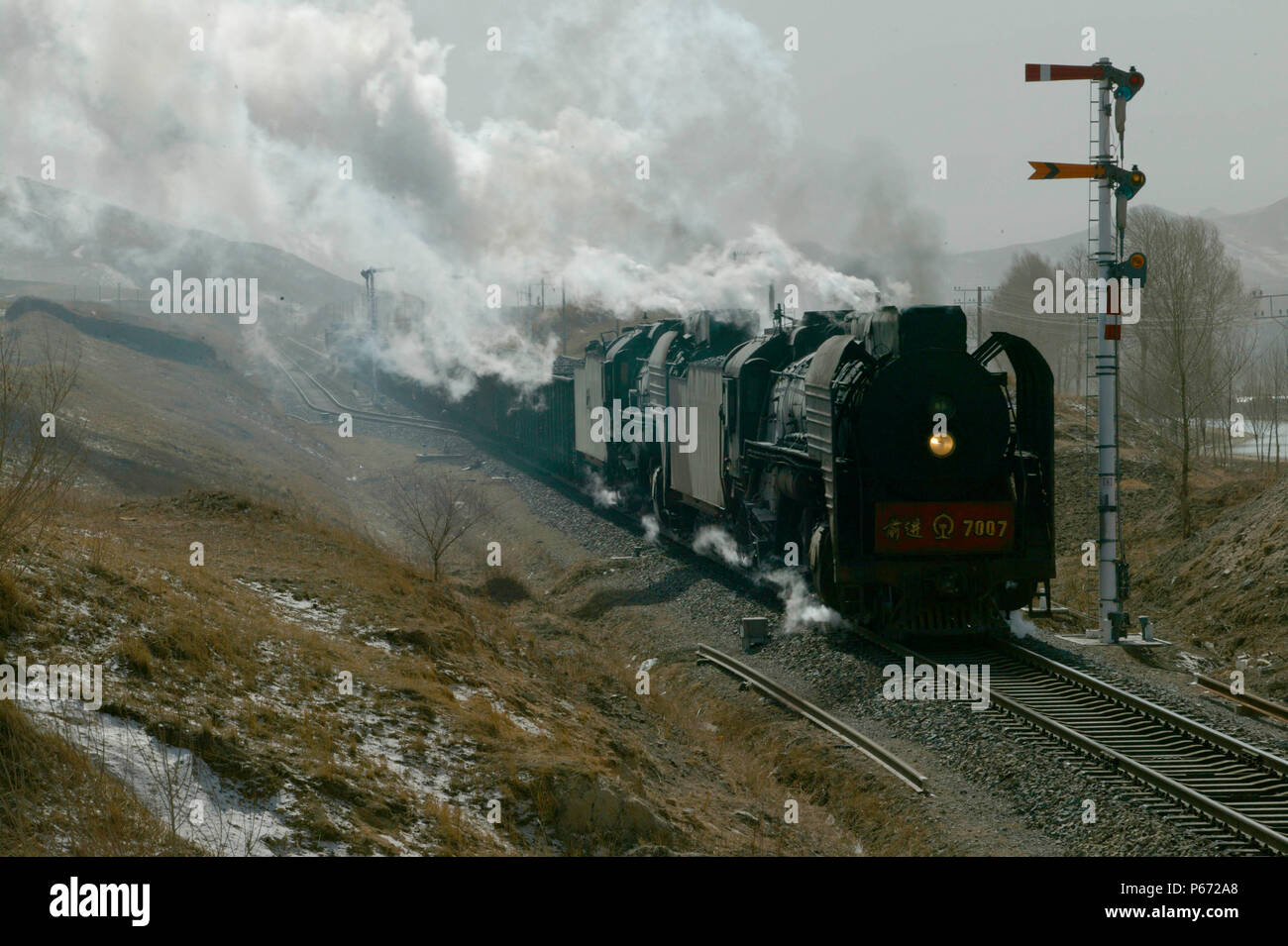 Ein kurzer Aufstieg zum Gipfel im Tunnel erwartet die zwei QJ 2-10-2s hier gefangen, die von Shangdian mit einer Fracht. Stockfoto