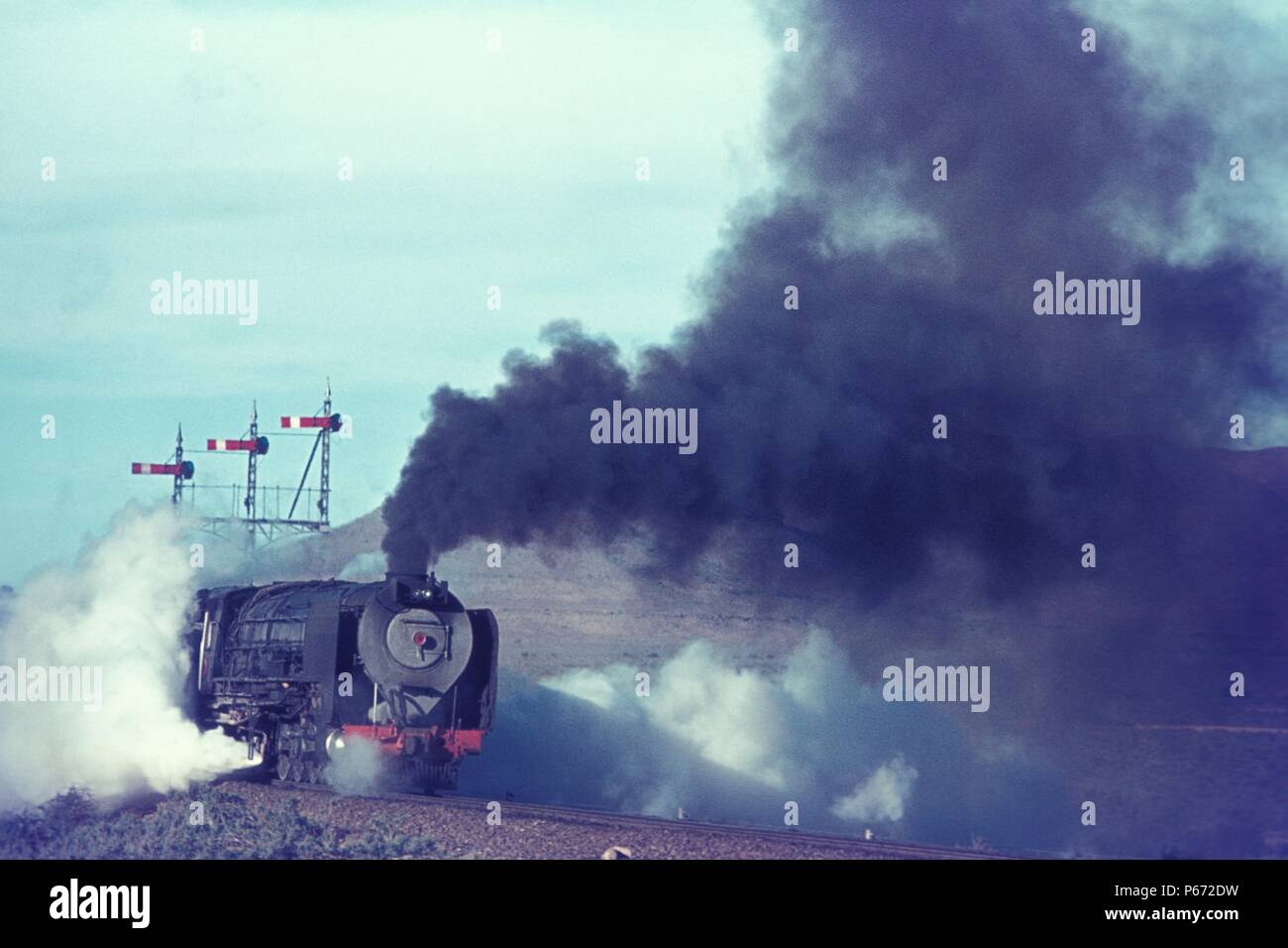 Eine südafrikanische Eisenbahnen Kondensator 4-8-4 Klasse 25 an drei Schwestern in der karroo Wüste. Juni 1973. Stockfoto