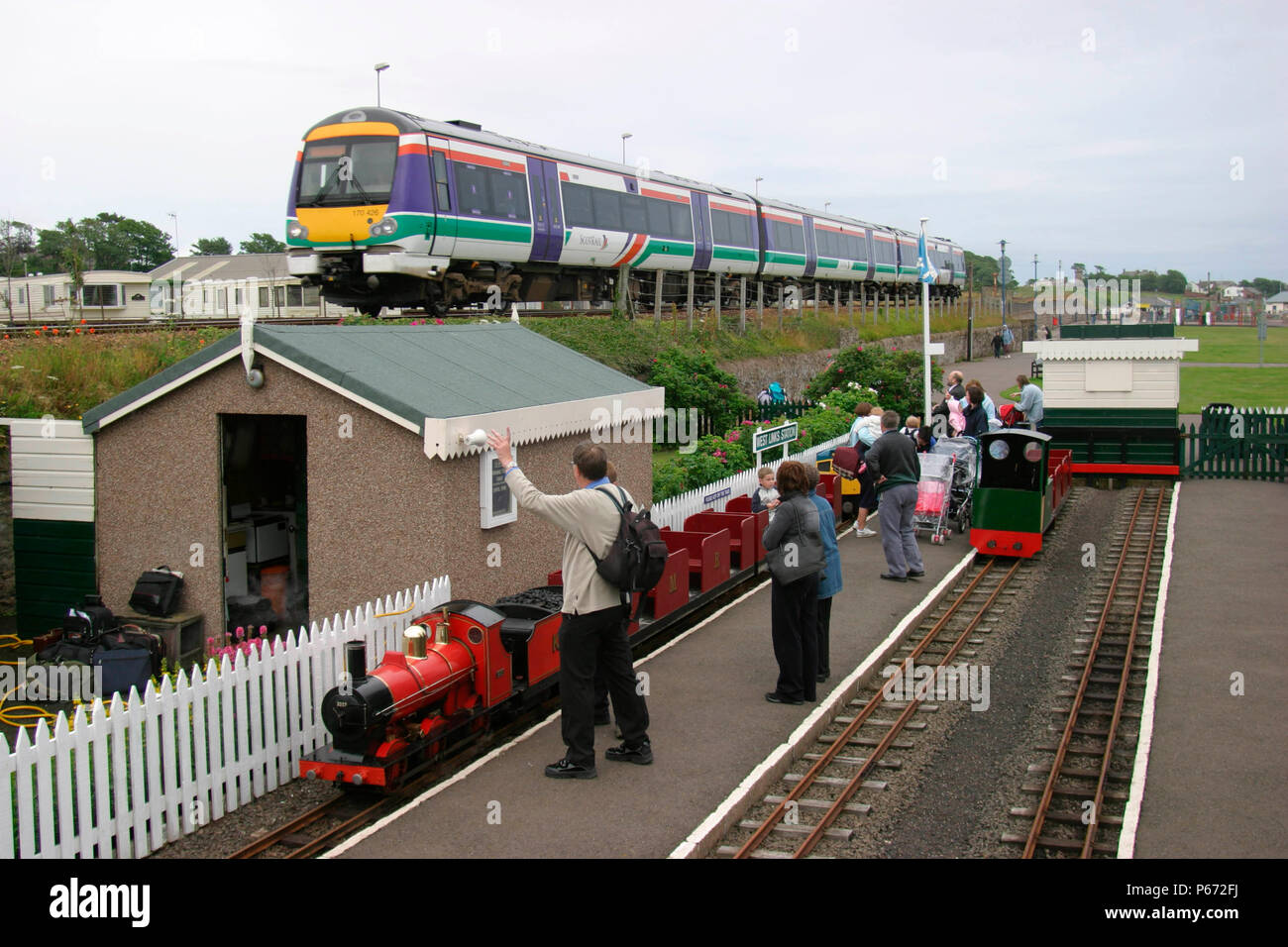 Ein southbound Scotrail Dienst übergibt Kerrs Miniatur-eisenbahn in Arbroath. Juli 2004. Stockfoto