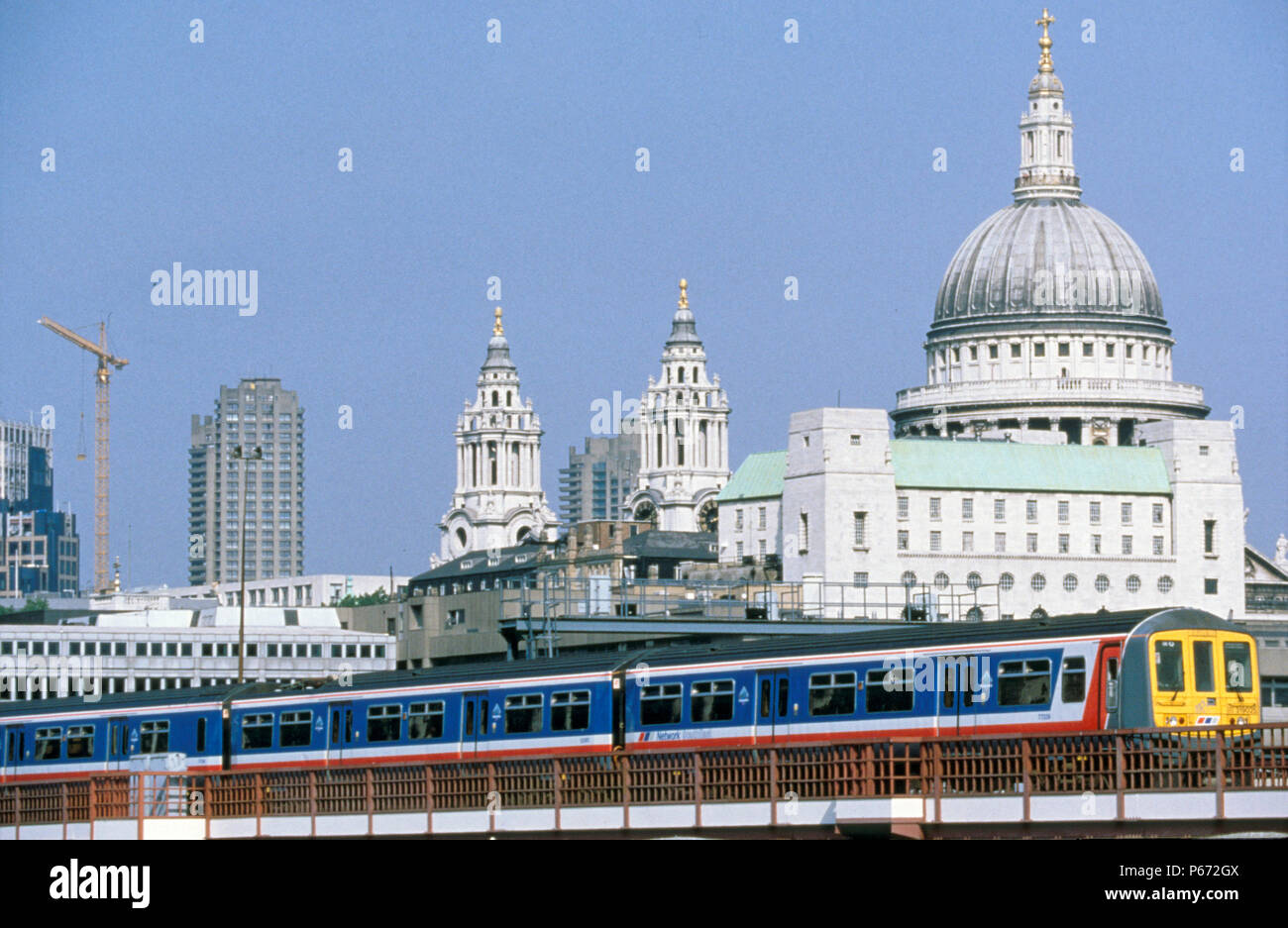 Ein thameslink Klasse 319 im Netzwerk Südost livery Kreuze Blackfriars Bridge mit St Pauls und Londoner Skyline im Hintergrund. C 1993 Stockfoto