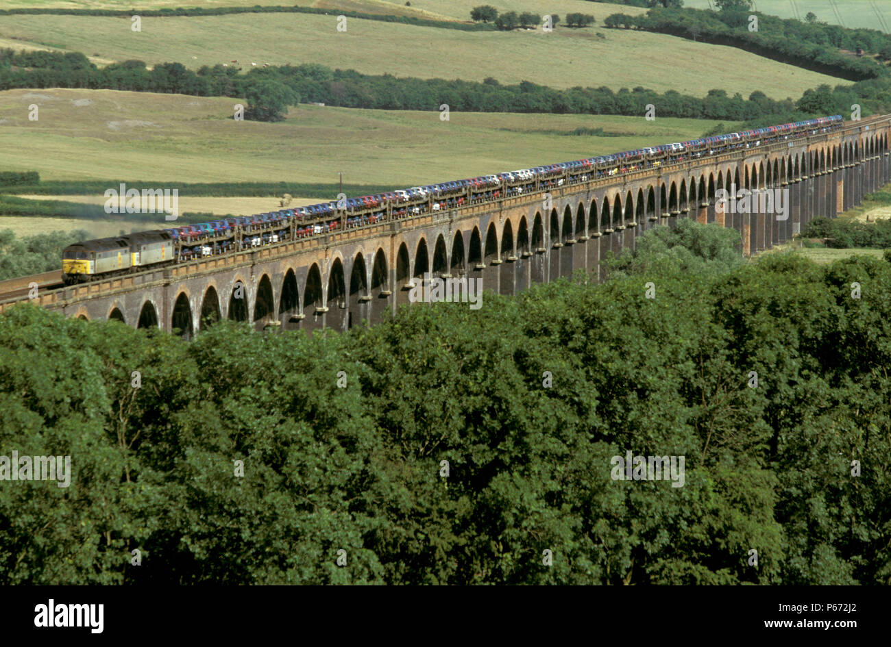 Ein Zug Laden von neuen Autos Köpfe für die corby Distribution Center über Harringworth Viadukt. c 1998 Stockfoto