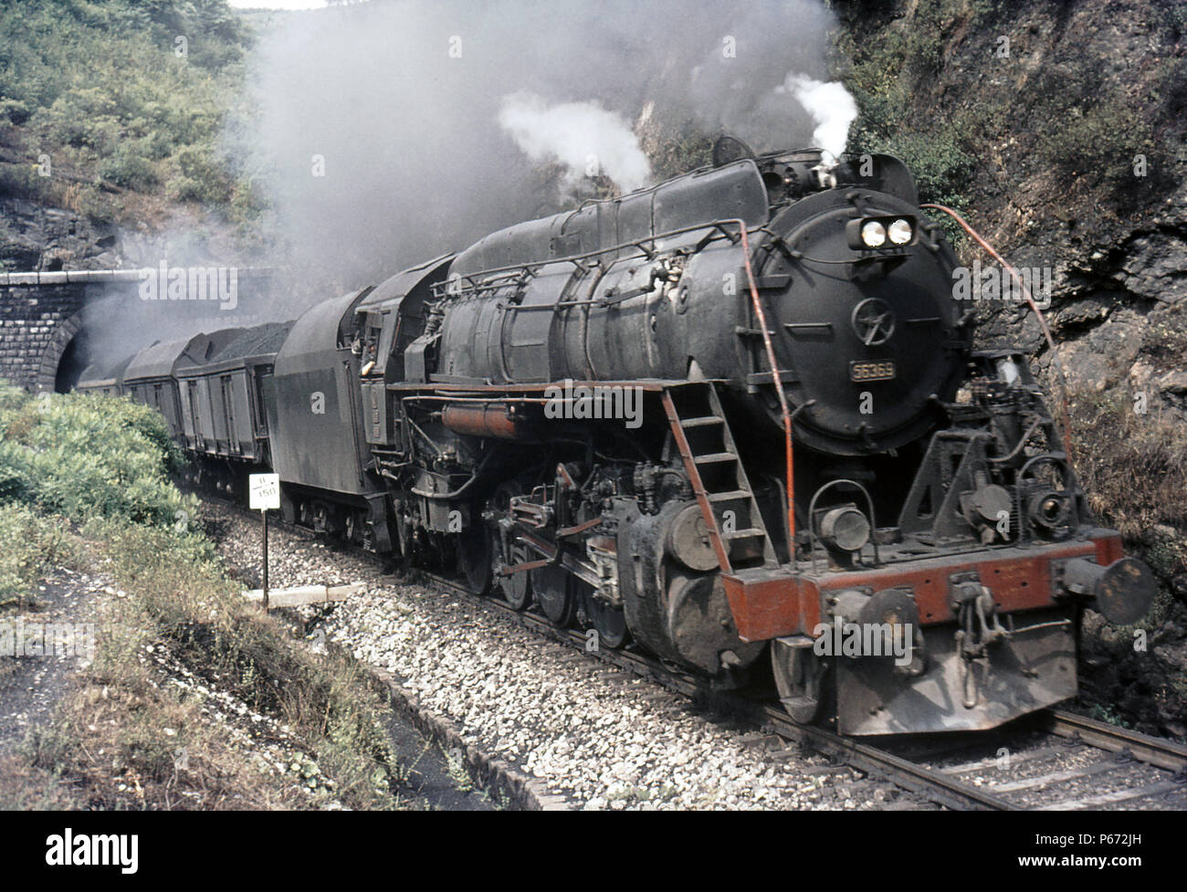 Ein türkisches der Amerikanischen gebaut Sky liner 2-10-0 Köpfe weg von Sumucuk mit einem northbound Fracht für Zonguldak am Donnerstag, 22. Juli 1976. Die tr Stockfoto