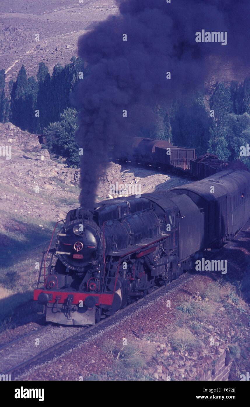 Ein türkisches Eisenbahnen Amerikanischen gebaut von kyliner' 2-10-0 Köpfe weg von Sumucuk mit einem northbound Fracht für Zonguldak am Donnerstag, 22. Juli 1976. Die tr Stockfoto