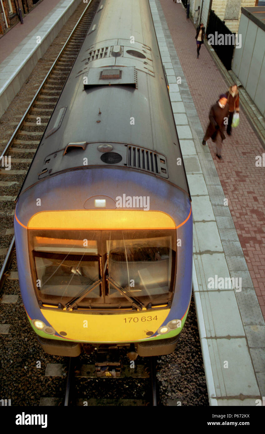 Ein Blick von der Station Fußgängerbrücke in Narborough zeigt eine zentrale Züge der Klasse 170 zum Ausgangspunkt für Birmingham New St. 2002 warten Stockfoto