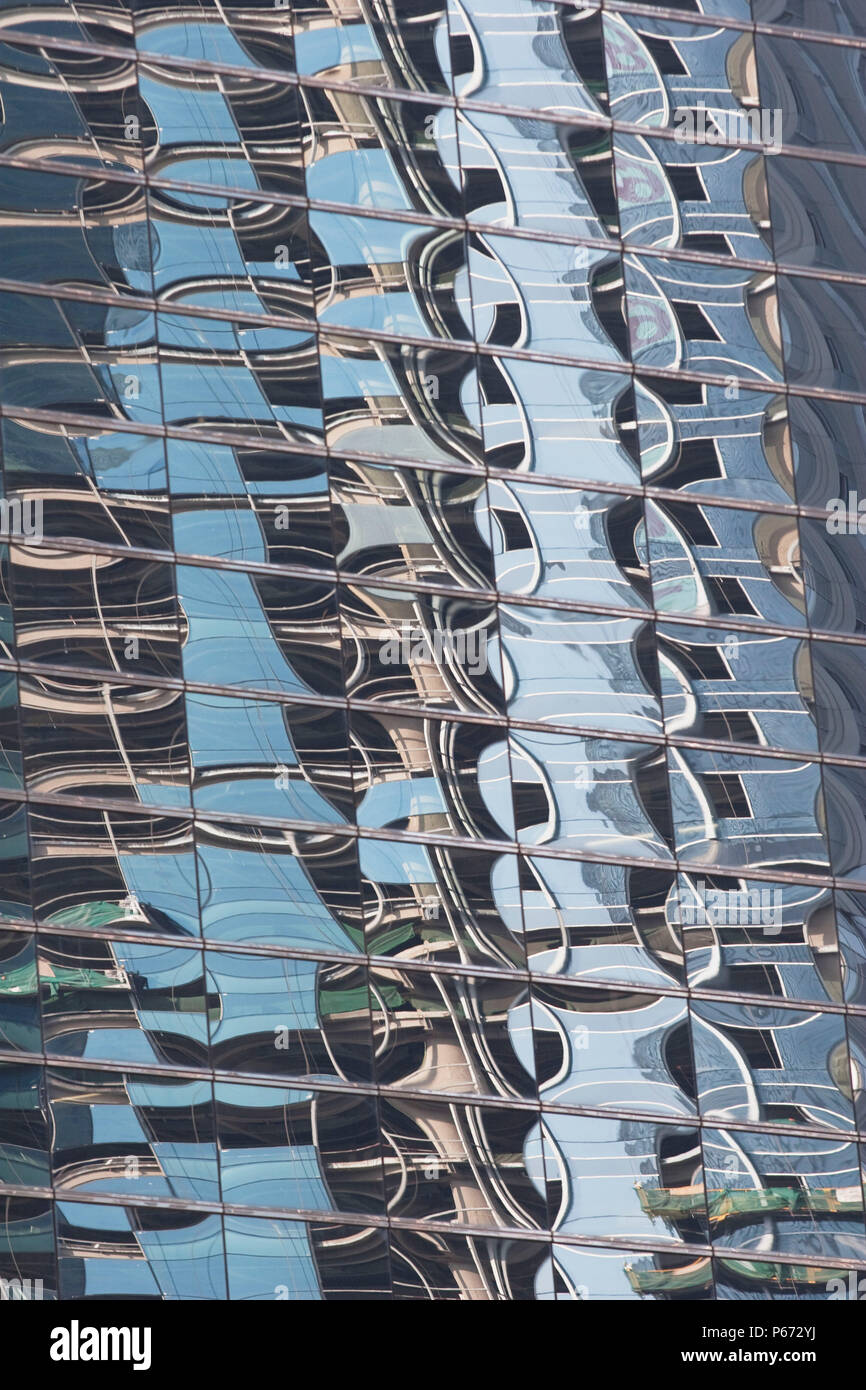 Spiegelungen im Glas Bürogebäude Stockfoto