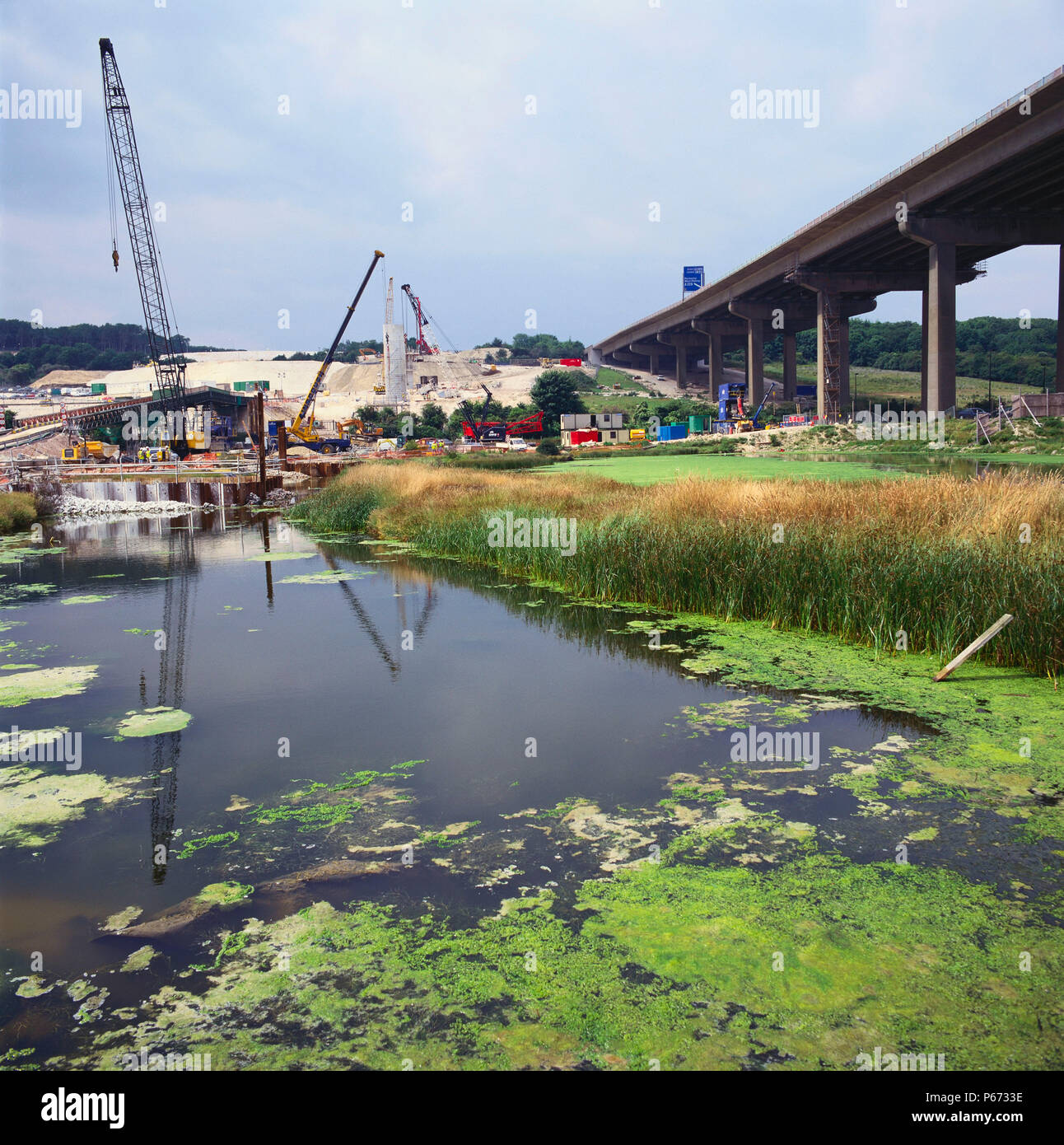 Bau von Medway Bahn Viadukt für STRG vom Ufer aus gesehen Stockfoto