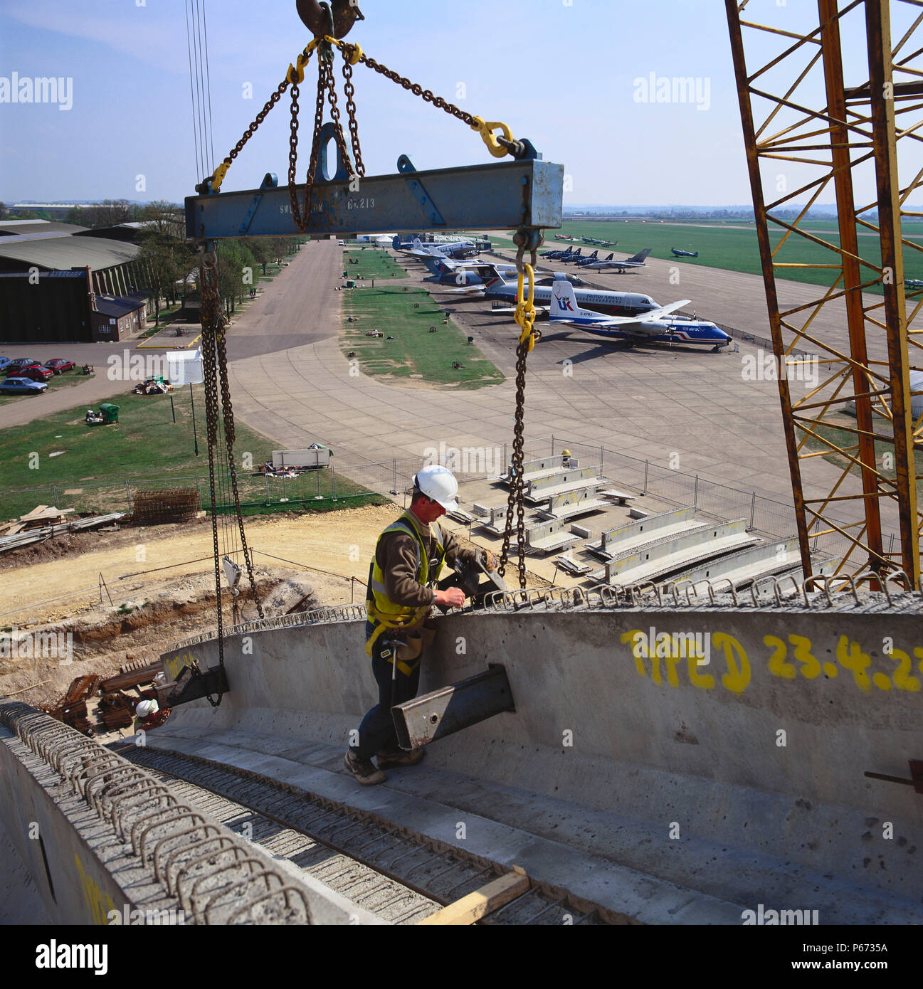 Installation von vorgefertigten Beton Dach beim Bau des Imperial War Museum Duxford Stockfoto