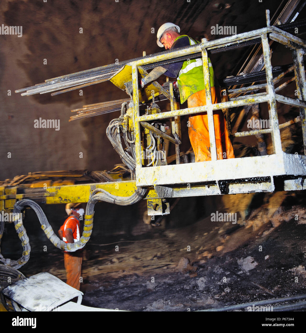 Mitarbeiter für konkrete Spritzen ausgegraben Ortsbrust vorbereiten Stockfoto