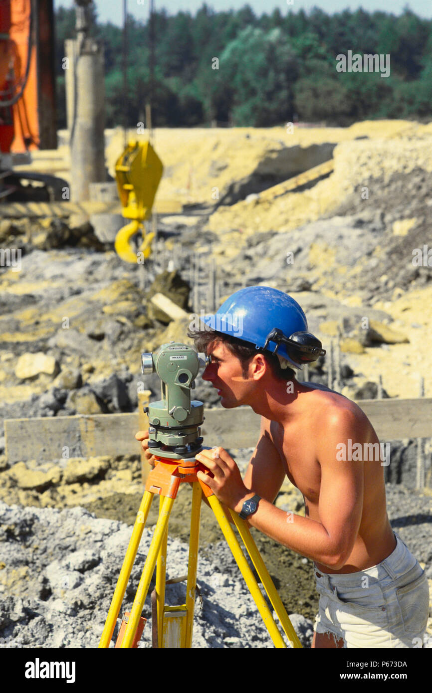 Surveyor Messungen vor Ort bare-chested Stockfoto