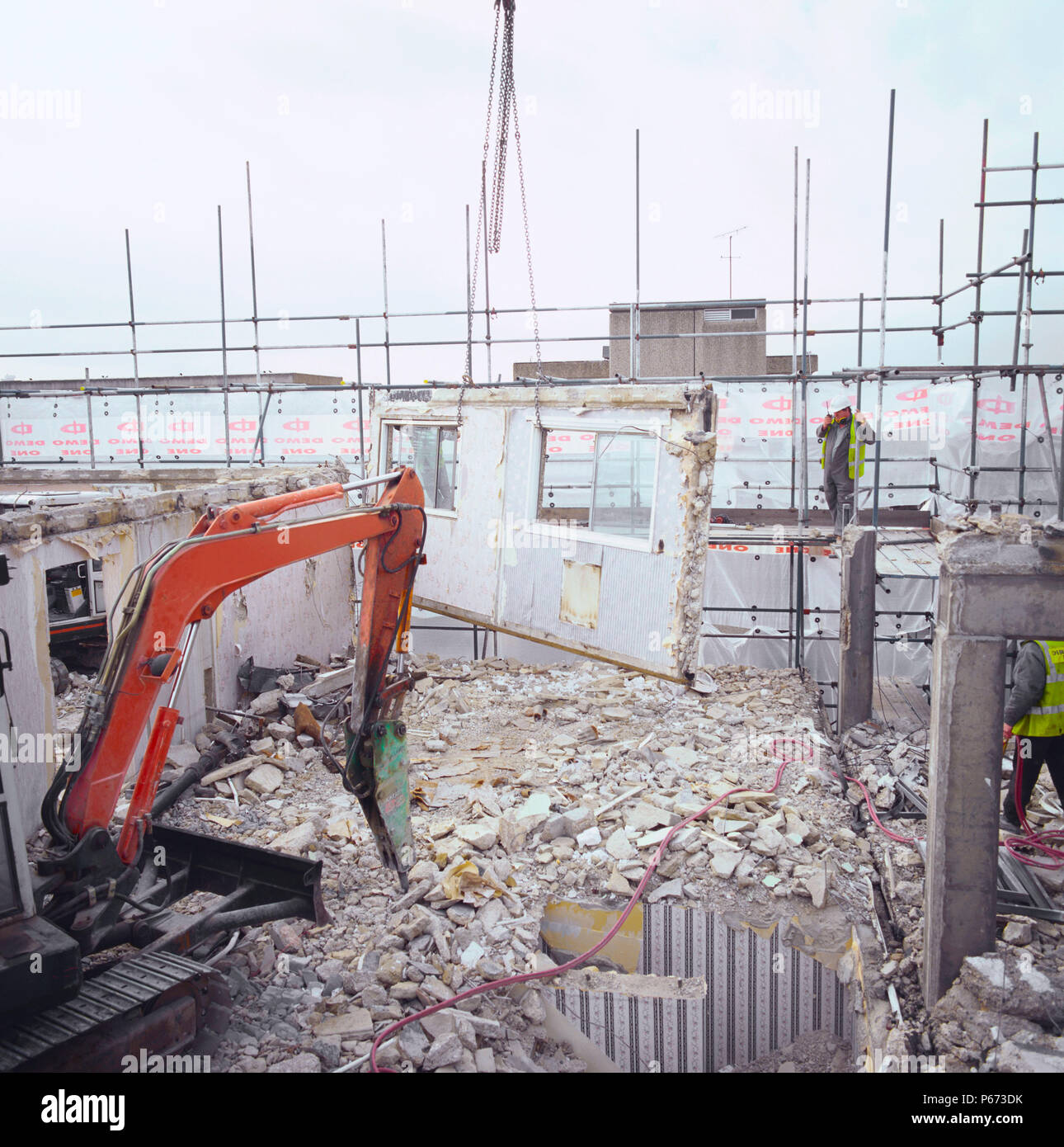 Abriss von East London Tower Block (Ausbau von Pre-fab Panel) Stockfoto