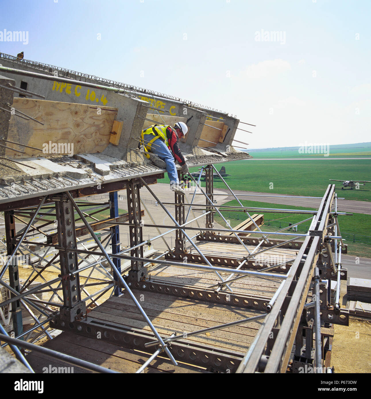 Installation von vorgefertigten Beton Dach beim Bau des Imperial War Museum Duxford Stockfoto