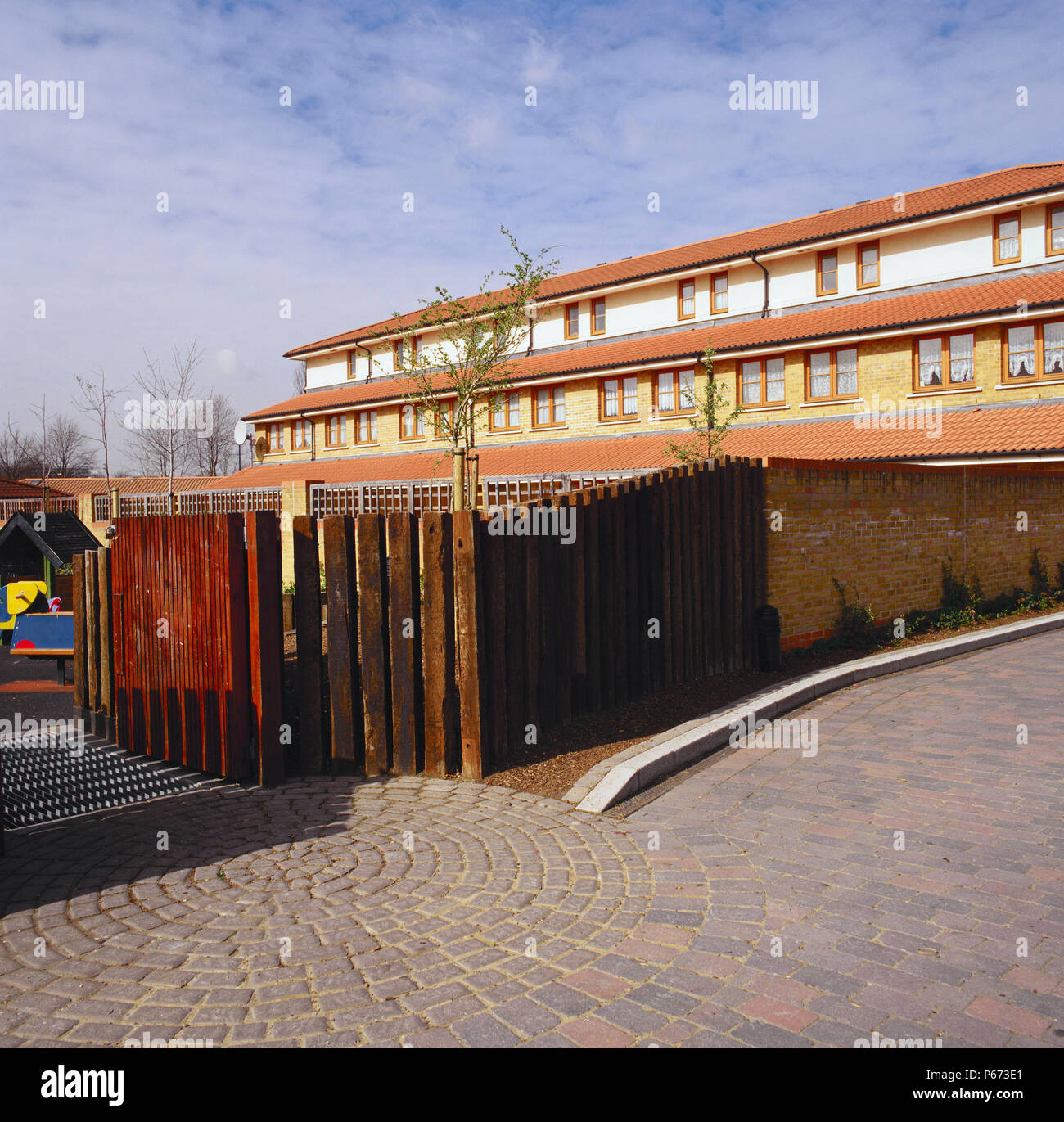 Neue Wohnhaus und gepflasterte Landschaft Stockfoto