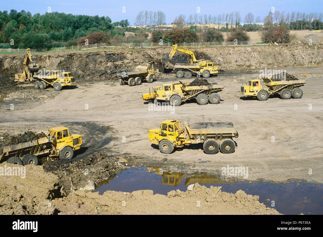 Muck Lkw haul Aushubmaterial von Standort der Straßenbau Stockfoto