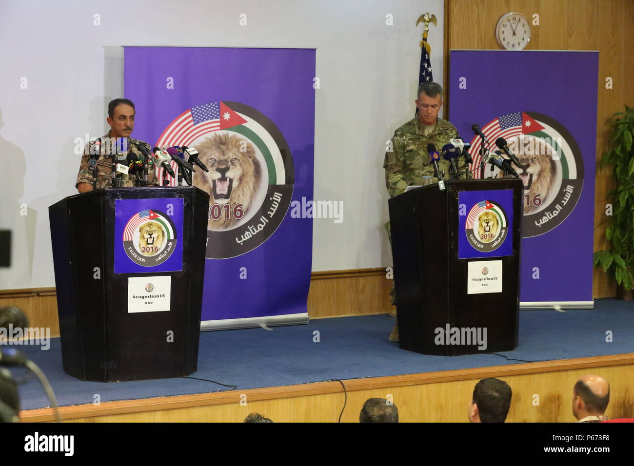 Us-Armee Generalmajor Ralph H. Groover III, US Central Command Direktor der Übungen und Ausbildung Direktion und Brig. Gen. Fahad Al-Damin, Direktor der gemeinsame Schulungen für die jordanischen Streitkräfte, sprechen Sie mit den Mitgliedern der Medien auf einer Pressekonferenz während der Übung eifrig Lion16 am jordanischen Special Operations Command militärisches Hauptquartier in Amman, Jordanien, 15. Mai. Eifrig Lion 16 ist ein bi-laterale Übung im Haschemitischen Königreich Jordanien zwischen der jordanischen Streitkräfte und das US-Militär entwickelt, Beziehungen und die Interoperabilität zwischen den Nationen zu stärken. (U Stockfoto