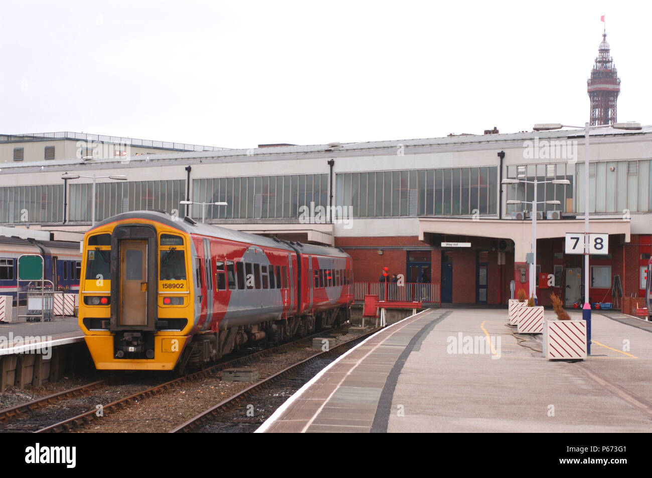 Ein West Yorkshire Metro Klasse 158/9 Express Sprinter DMU Triebzugeinheit. steht in Blackpool North auf der Reise Ende Februar 2005. Stockfoto