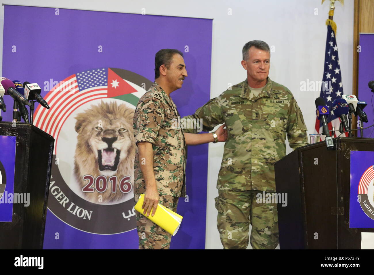 Us-Armee Generalmajor Ralph H. Groover III, US Central Command Direktor der Übungen und Ausbildung Direktion und Brig. Gen. Fahad Al-Damin, Direktor der gemeinsame Schulungen für die jordanische Armee posieren für Fotos am Ende einer Pressekonferenz während der Übung eifrig Lion16 am jordanischen Special Operations Command militärisches Hauptquartier in Amman, Jordanien, 15. Mai eifrig Lion16 ist ein US-Militär bi- Übung mit dem Haschemitischen Königreich Jordanien, die Beziehungen und die Interoperabilität zwischen den Nationen zu stärken. (U.S. Marine Corps Foto durch. Lance Cpl Alejand Stockfoto