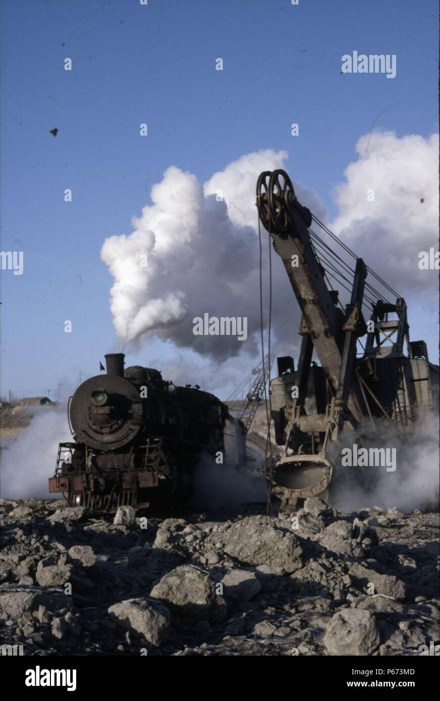 Eine amerikanische inspiriert JF Klasse Mikado 2-8-2 Köpfe Zug eine Spur der slewing Ingenieur in der riesigen Tagebaue Zeche bei Manzhouli auf russische Chinas Grenze Stockfoto